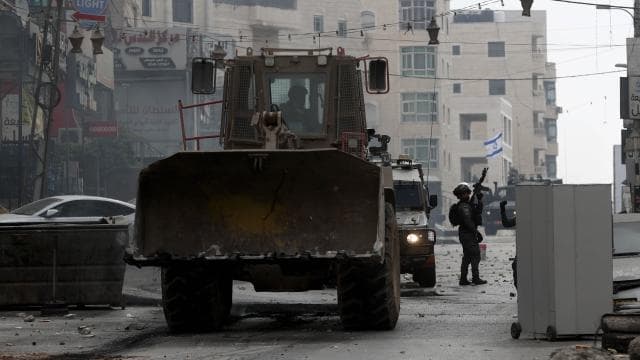 İşgalci İsrail ordusu Kudüs'teki Kalendiya Mülteci Kampı'na baskın düzenleyerek bazı evlere el koydu