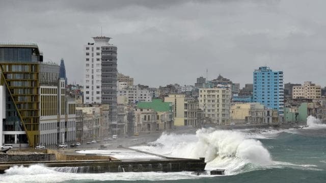 Trump, Küba'nın çok yakında düşeceğini iddia etti