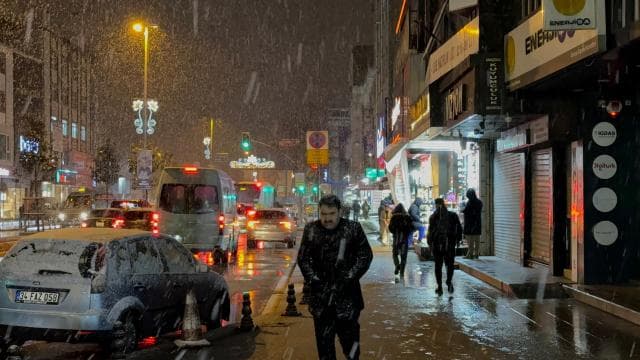 İstanbul'da kar yağışı aralıklarla etkili oluyor