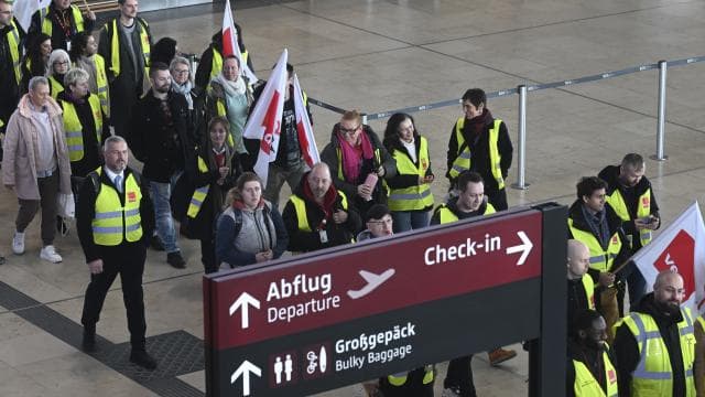 BerlinBrandenburg Havalimanı'nda grev nedeniyle 57 bin yolcu mağdur oldu