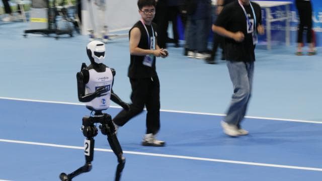 Çinli robot 100 metreyi Usain Bolt'tan hızlı koştu