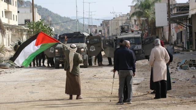 Katil İsrail askerlerinin Gazze'de açtığı ateş sonucu 1'i çocuk 2 kişi hayatını kaybetti
