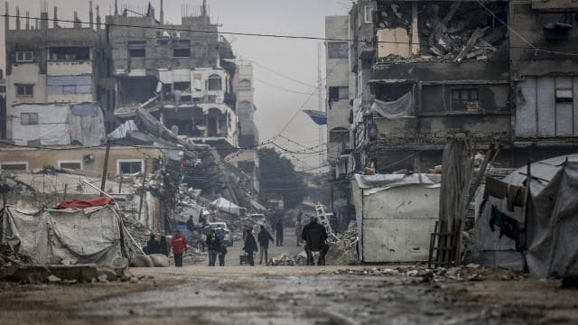 Katil İsrail, Gazze'ye hava ve topçu saldırıları düzenlemeye devam etti