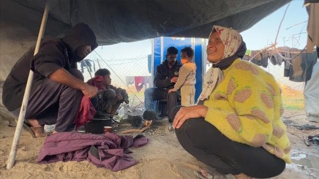 Görme engelli Filistinli annebaba, derme çatma çadırlarında çocuklarının yardımıyla yaşamaya çalışıyor