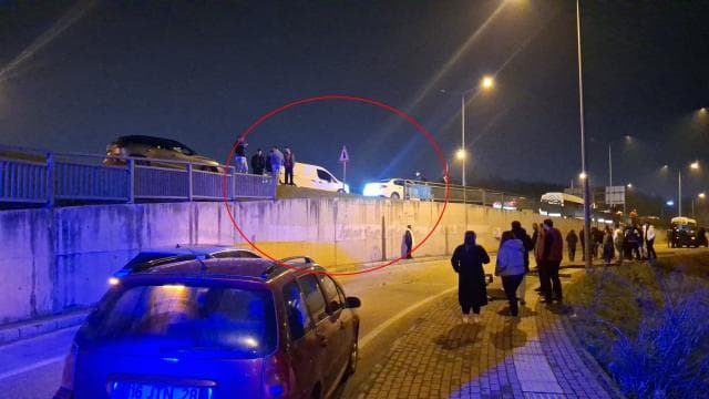 Bursada kaza yapan kamyonetin kopardığı bariyerler otomobillerin üzerine düştü