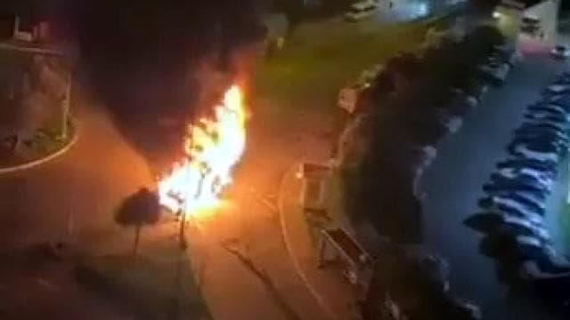 Avcılar'da park halindeki İETT yandı