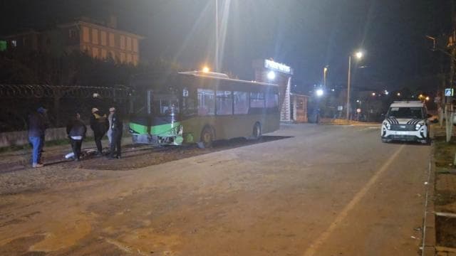 İstanbul'da otomobil ile özel halk otobüsü çarpıştı