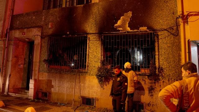 Kadıköy'de 4 katlı binada yangın: 1'i ağır 8 yaralı