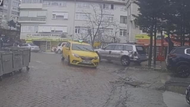 Geri vitesteyken fren yerine gaza bastı: O anlar kamerada