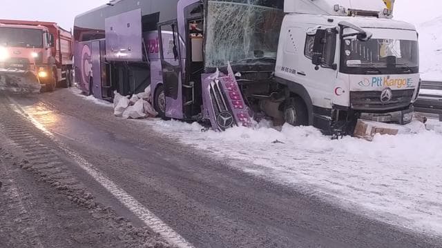 Kars'ta yolcu otobüsü kamyona çarptı: 9 yaralı