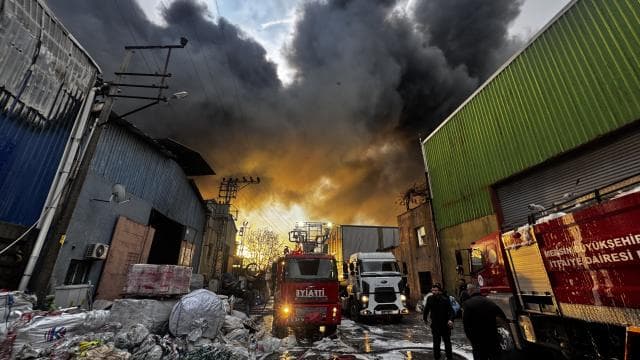 Mersin'de geri dönüşüm fabrikasında yangın