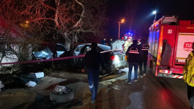 Bursa'da otomobil ağaca çarptı: 2 kişi öldü, 2 kişi yaralandı