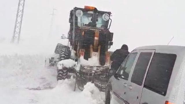 Erzurum'da yolda kalan 15 kişi kurtarıldı