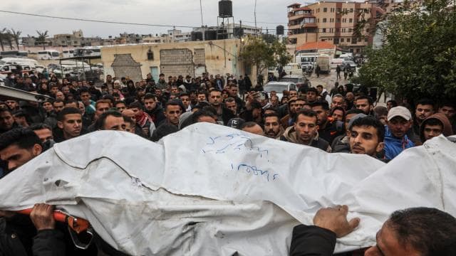 Katil İsrail'in ateşkesi ihlal ederek Gazze'ye düzenlediği saldırılarda bir çocuk hayatını kaybetti