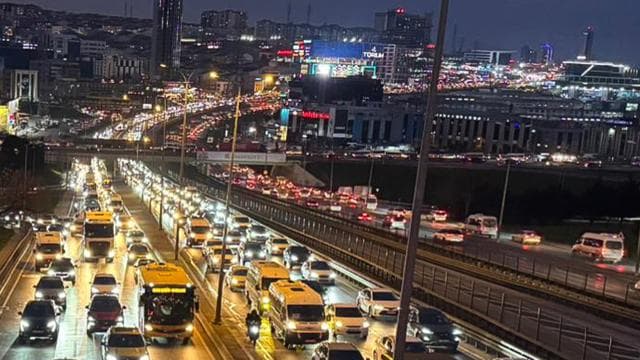 İstanbul'da akşam saatlerinde trafik yoğunluğu yüzde 89'a çıktı