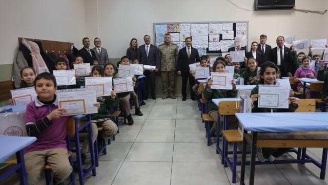 Deprem bölgesinde karne heyecanı