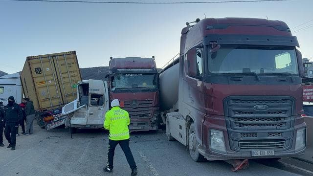 Hatay'da 11 araç birbirine girdi: 11 yaralı