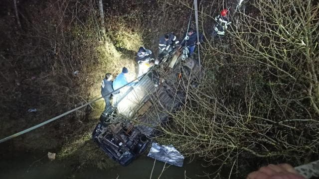 Kocaeli'de otomobil Sarısu Çayı'na düştü: Baba ve oğlu hayatını kaybetti