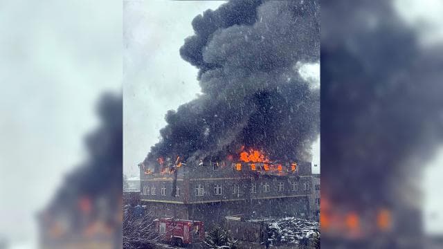 İstanbul'da fabrika yangını: Gökyüzü siyaha büründü