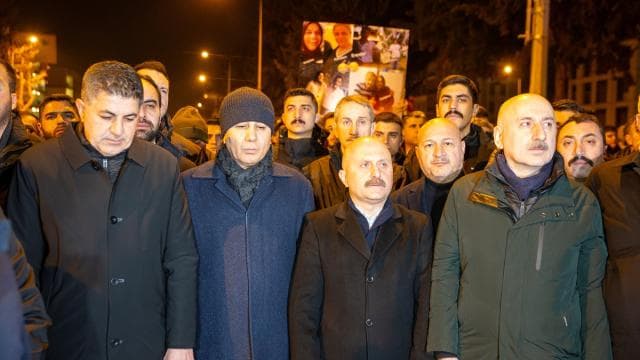 Bakan Yerlikaya depremde hayatını kaybedenler için düzenlenen 'sessiz yürüyüş'e katıldı