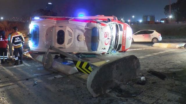 İstanbul'da ambulansla otomobil çarpıştı: 3 yaralı