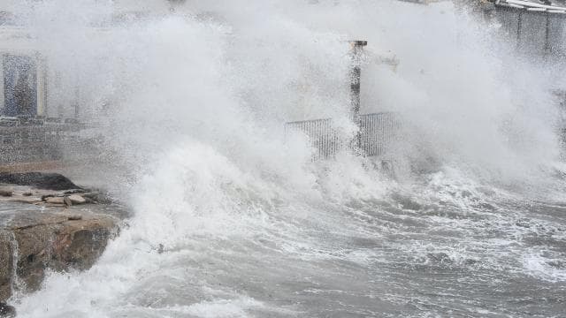 Gökçeada ve Bozcaada'da feribot seferlerine fırtına engeli