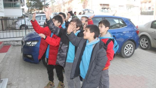 Miniklerin iyilik timi iş başında: Harçlıklar akülü araca dönüştü