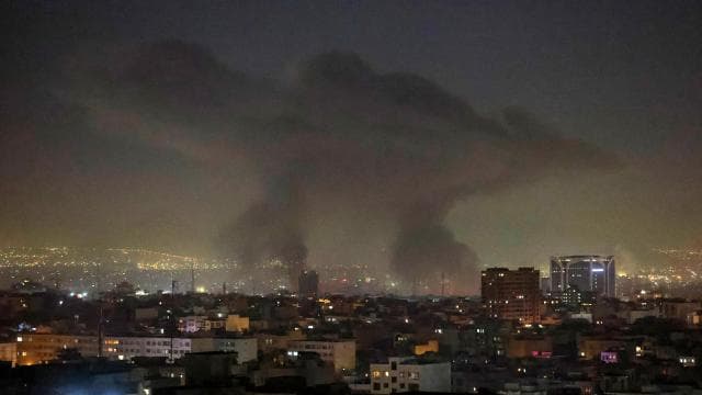 İran'da şiddetli patlamalar meydana geliyor