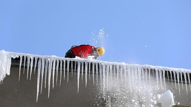 Çatılardaki sarkıtlara karşı buz timi iş başında