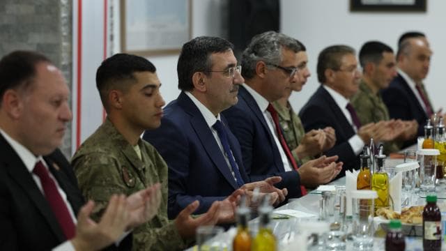 Cumhurbaşkanı Yardımcısı Yılmaz, KKTC'de Mehmetçikle iftar yaptı