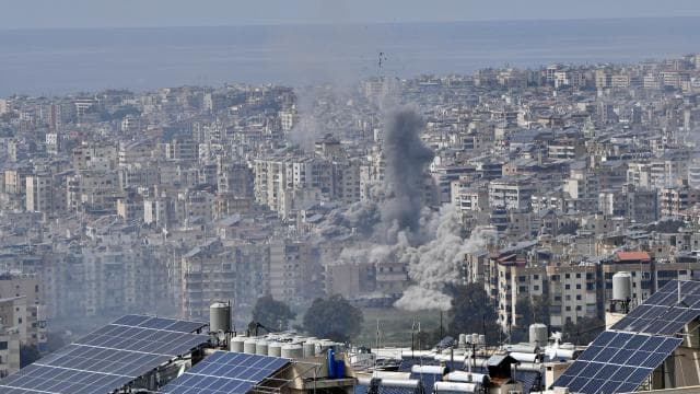 İşgalci İsrail, Beyrut'un Dahiye bölgesini bombalamayı sürdürüyor