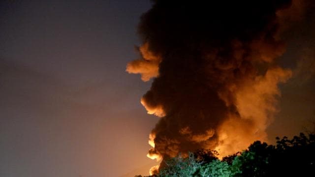 İran: Tahran ve Elburz'da vurulan petrol depolarındaki stok önceden en az seviyeye indirilmişti