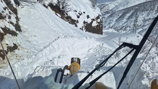 Doğu'da ulaşıma kar engeli: 523 yol kapandı
