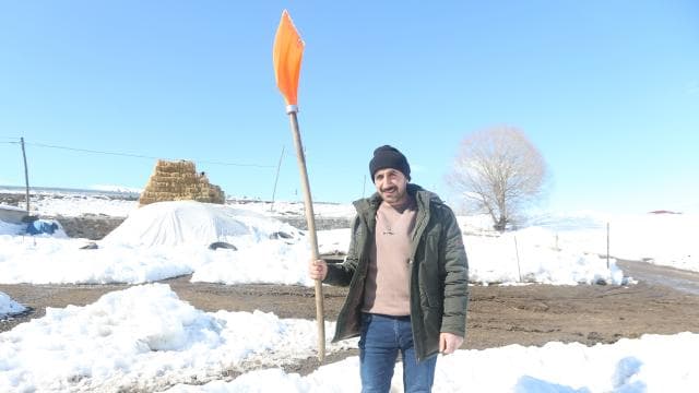 Kurt sürüsünü kürekle kovaladı: Yavru köpeği kurtardı