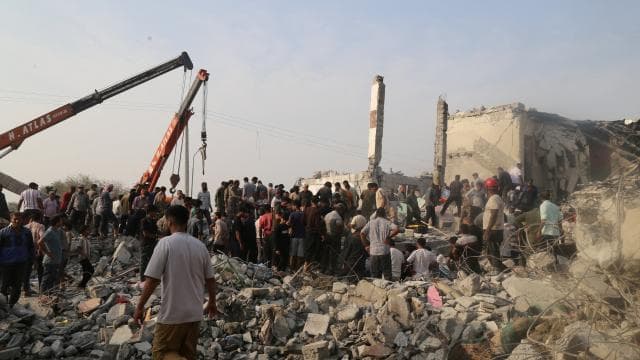 İran Kızılayına göre, saldırılarda hedef alınan ilkokul 40 dakika arayla iki kez bombalandı