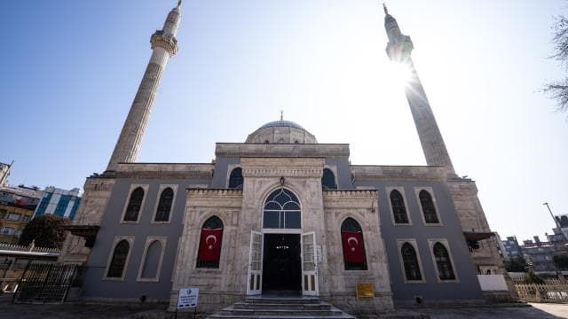 Modern ile geleneğin köprüsü: Pertevniyal Valide Sultan Camii