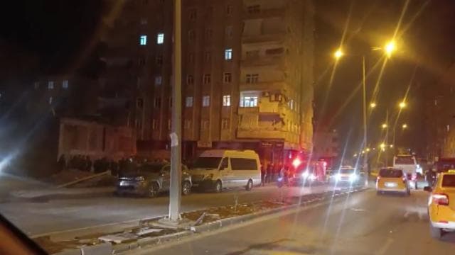 Zeminde kayma olduğu iddiasıyla 8 katlı bina tahliye edildi