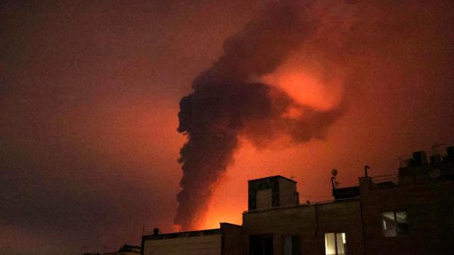 İran medyası: Tahranda 1 ambulans ve Kum'da 2 bina hedef alındı