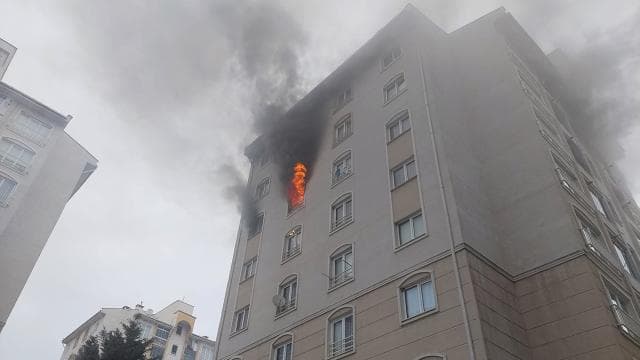 Bursa'da 8 katlı apartmanda yangın paniği