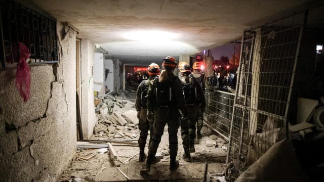 İsrail acil yardım servisi: İran saldırısında Arad kentinde 7'si ağır 64 kişi yaralandı