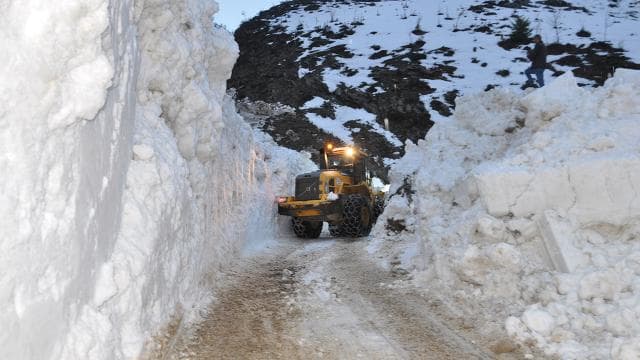Bitlis'te çığ yolu kapattı, ekipler seferber oldu