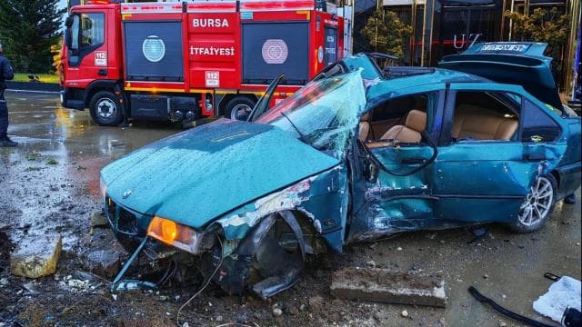 Bursa'da otomobil reklam panosuna çarptı: 1 ölü