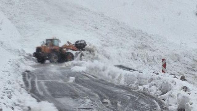 ŞırnakHakkari yolunda çığ: 40 yolcu mahsur kaldı