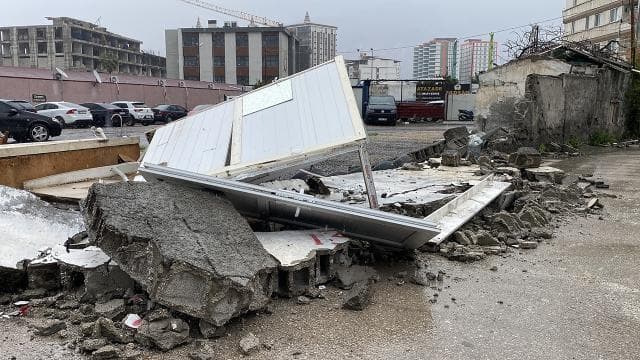 Hatay'ı kuvvetli rüzgar vurdu: Çatılar uçtu, güneş paneli devrildi