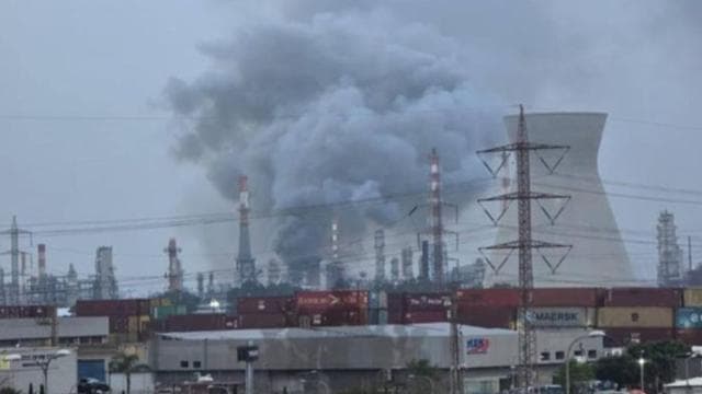 İranın hedef aldığı İsrail'in Hayfa kentindeki petrol rafinerisinden siyah dumanlar yükseliyor