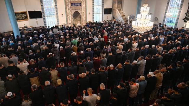 Avrupa'da Müslümanlar bayram namazında camilere akın etti