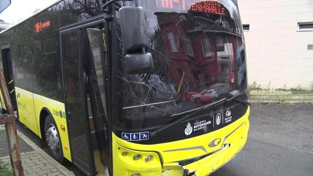 İETT otobüsü kaldırımdaki direğe çarptı: 4 yaralı