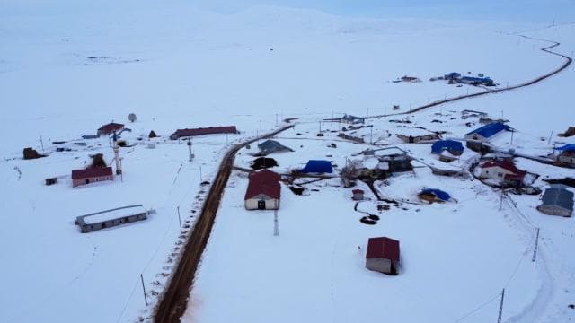 Kars'ta kar kalınlığı 2 metreyi aştı