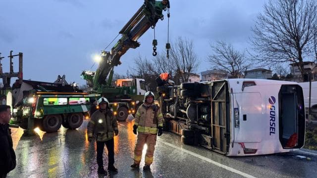 Büyükçekmece'de servis aracı devrildi: 1 ölü, 9 yaralı