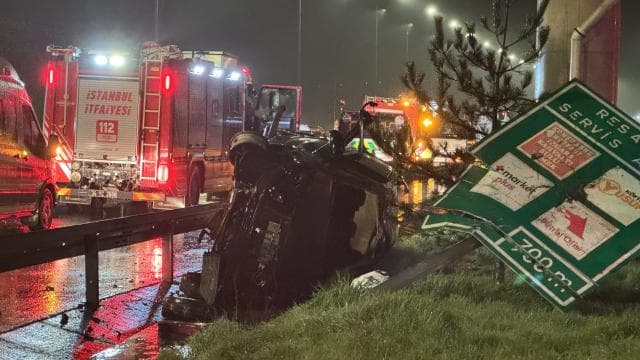 Otoyolda minibüs refüje çıktı: 1 ölü, 1 yaralı